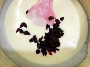 加入切碎的蔓越莓干翻拌均匀