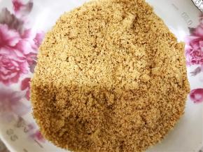 消化饼干用料理机打碎，没有料理机就用擀面杖擀吧