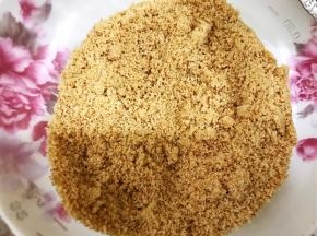 消化饼干用料理机打碎，没有料理机就用擀面杖擀吧