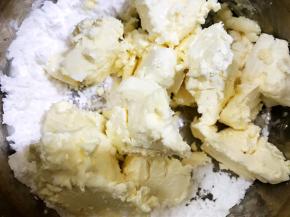 奶油奶酪软化后加入糖粉