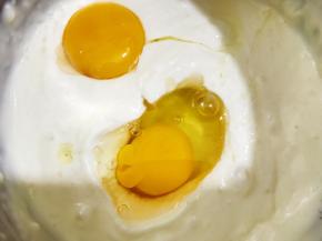 加入一个全蛋和一个蛋黄打发均匀