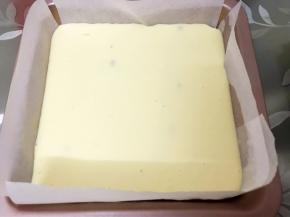 取出饼干底，把芝士糊倒进去震平