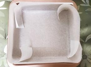 模具里铺上油纸