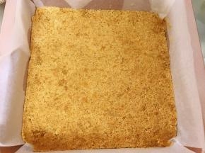 用勺子压紧压实后放入冰箱冷藏半小时备用