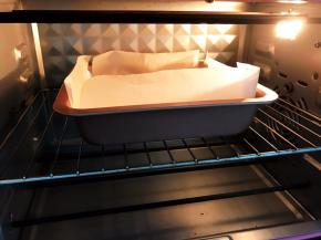 放入预热好的烤箱中下层先140度烤45分钟左右，在转190度烤10分钟上色