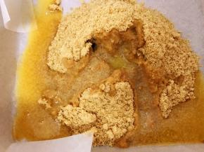 把融化好的黄油倒入饼干末里搅拌均匀