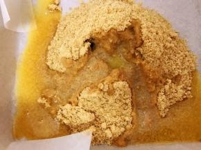 把融化好的黄油倒入饼干末里搅拌均匀