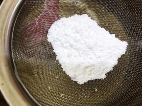 筛入玉米淀粉翻拌均匀无颗粒