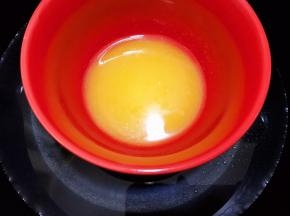 黄油隔热水融化成液态