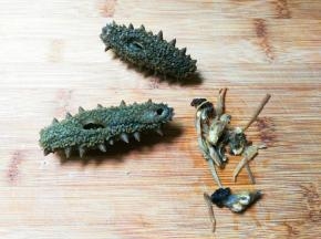 海参泡软后，从海参肚子小孔剪开，撕去里面砂管，扣去砂嘴
