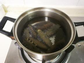 放入小锅，放入浸没海参的清水烧开转小火20分钟