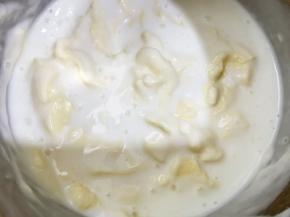 加入浓稠酸奶打发均匀