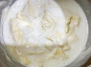 加入浓稠酸奶打发均匀