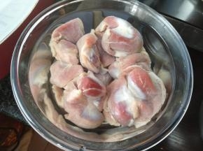 鸡胗洗净，把周边的脂肪去掉。