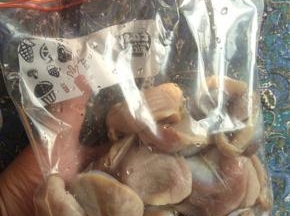 沥水装入密封袋。