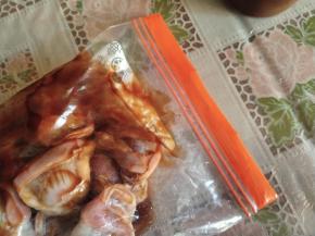 排除空气，密封，然后用手轻轻揉搓均匀，放入冰箱冷藏腌渍入味，隔夜最佳。