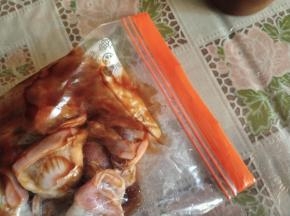 排除空气，密封，然后用手轻轻揉搓均匀，放入冰箱冷藏腌渍入味，隔夜最佳。