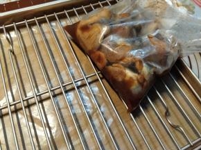 隔天，准备烤盘跟烤网，烤盘内用油布或者锡纸包好，再放上烤网。