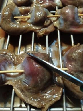 因为整块鸡胗比较厚，用小刀在表面划几刀，方便如果也方便熟得快。