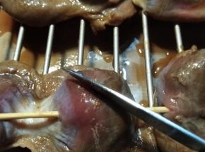 因为整块鸡胗比较厚，用小刀在表面划几刀，方便如果也方便熟得快。