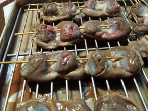 串好后在烤网上码放整齐，留有空隙。