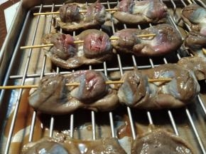 串好后在烤网上码放整齐，留有空隙。