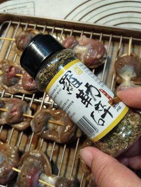 最后在表面撒上一点罗勒，这个属于个人口味，不喜的可以撒点芝麻或者黑胡椒，均可哟。