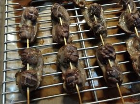 最后剩5分钟的时候翻一下面，翻面的时候可以再撒一点罗勒，不喜欢的话可忽略。