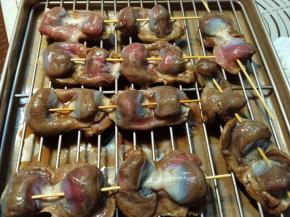 取出腌渍好的鸡胗，准备一点竹签子。