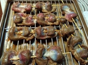 取出腌渍好的鸡胗，准备一点竹签子。