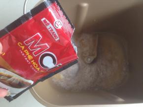 将水、蛋液、糖和盐放入面包桶里，倒入咖啡粉