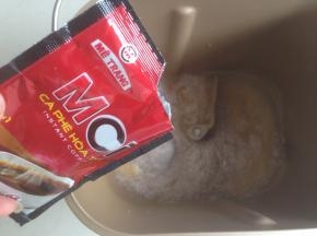 将水、蛋液、糖和盐放入面包桶里，倒入咖啡粉