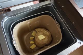 面团和好后加入切成小块的黄油，继续和面13分钟