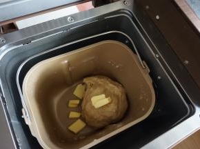 面团和好后加入切成小块的黄油，继续和面13分钟