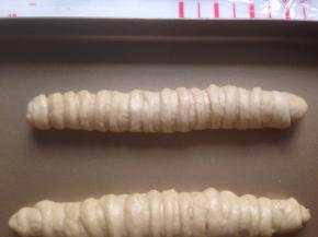 轻轻拉伸长卷到底部，放入东菱K40C烤箱发酵40分钟（烤箱内放一碗温热水，保持一定的湿度）