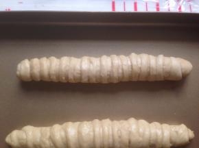 轻轻拉伸长卷到底部，放入东菱K40C烤箱发酵40分钟（烤箱内放一碗温热水，保持一定的湿度）