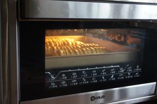 发酵完，在面包坯上涂一层蛋液，放入预热好170度的烤箱烘烤12分钟左右（烤箱温度依个人烤箱脾气而定）