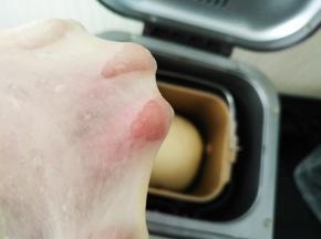 将面包原料放进面包桶，揉至出薄膜