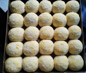 表面抹融化的黄油，撒椰蓉，用手轻轻按一下，使椰蓉粘合更紧