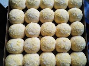 表面抹融化的黄油，撒椰蓉，用手轻轻按一下，使椰蓉粘合更紧