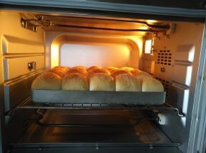 放入预热好的烤箱中下层上下火160度烘烤20分钟左右