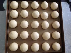 取出面团排气整形，分成25个小剂子，用力搓实搓圆