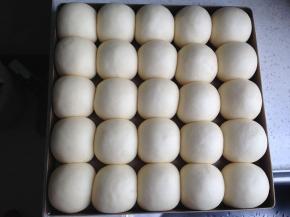 烤箱二发（烤箱最下层放置盛水的烤盘），发到原先的两倍大