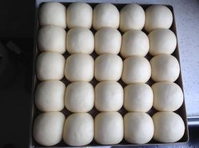 烤箱二发（烤箱最下层放置盛水的烤盘），发到原先的两倍大