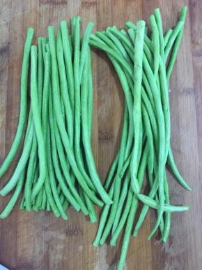 豆角掐去头尾，洗净切成两半备用。（如果豆角比较短就不用切了。）