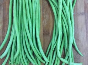 豆角掐去头尾，洗净切成两半备用。（如果豆角比较短就不用切了。）