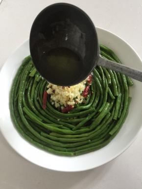 淋上一大勺热油即可。