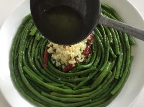 淋上一大勺热油即可。