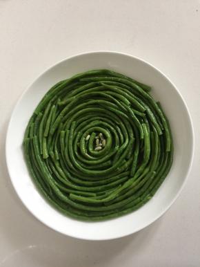 把豆角依次盘在盘子里。