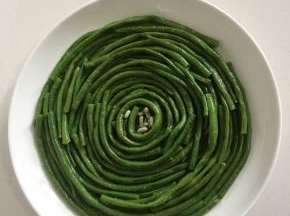 把豆角依次盘在盘子里。